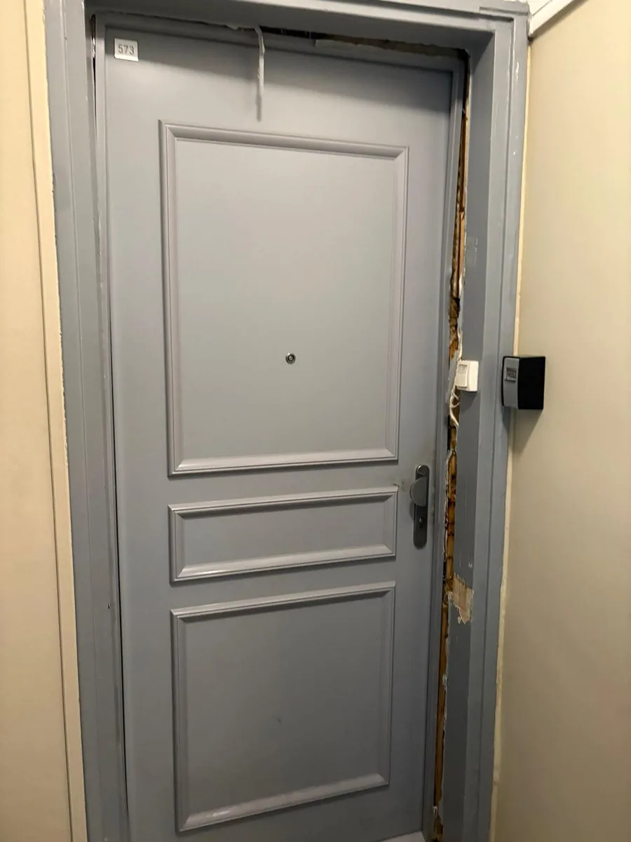 Porte d'appartement avec bâti endommagé après effraction