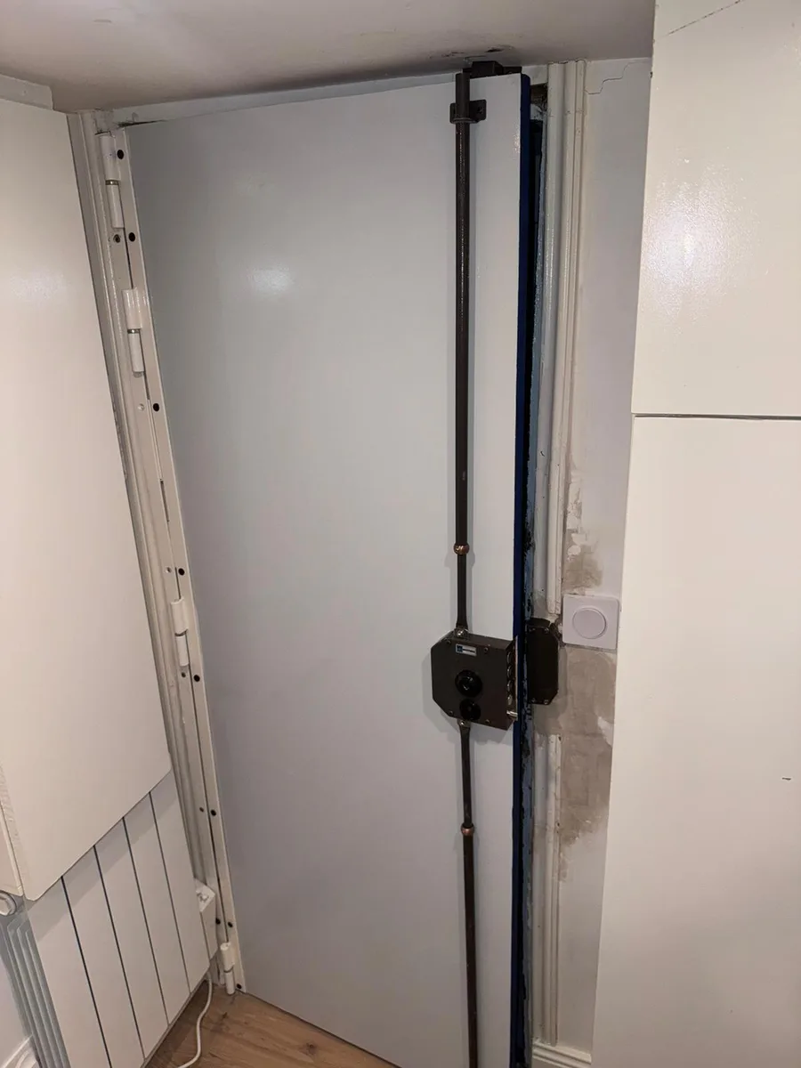 Crémone multipoints verticale côté intérieur d'une porte blindée