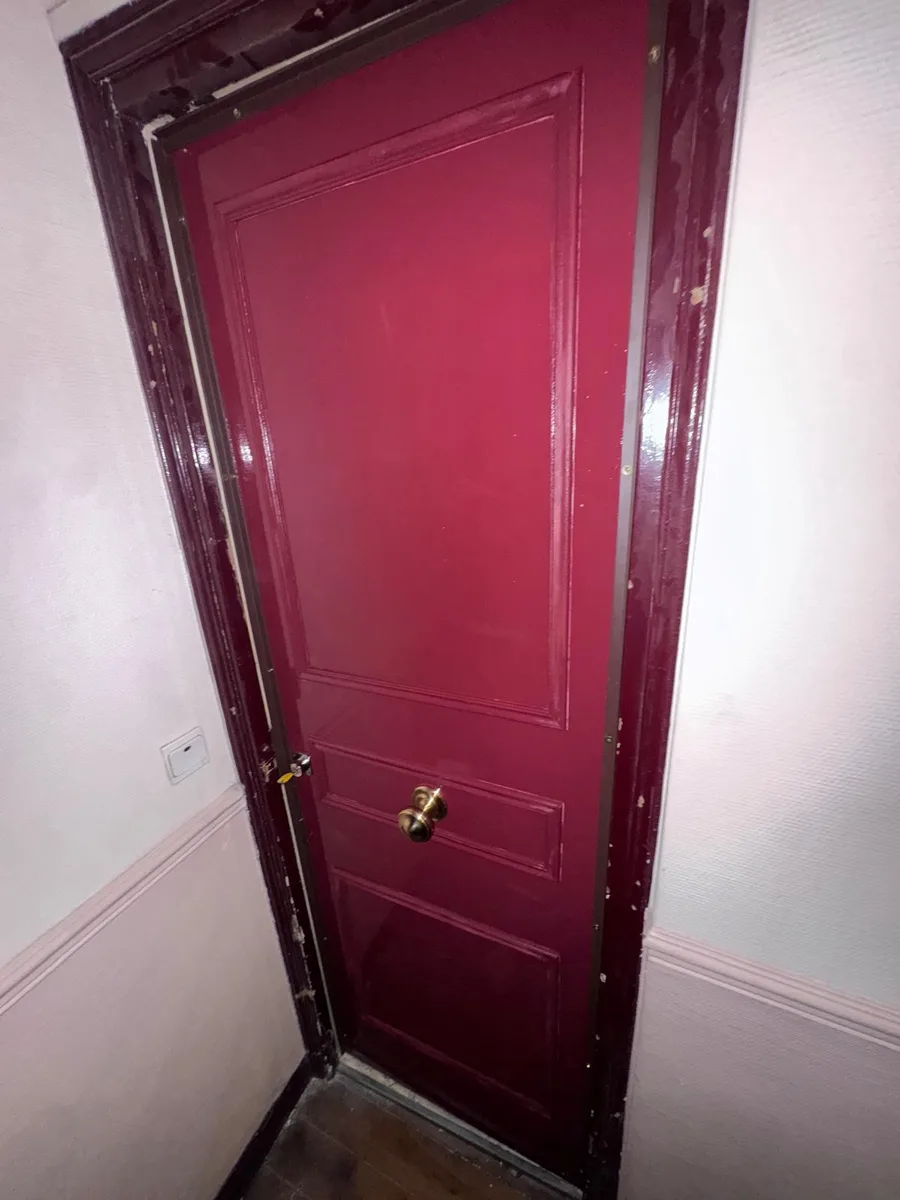 Porte palière avec bouton laiton et serrure remplacée
