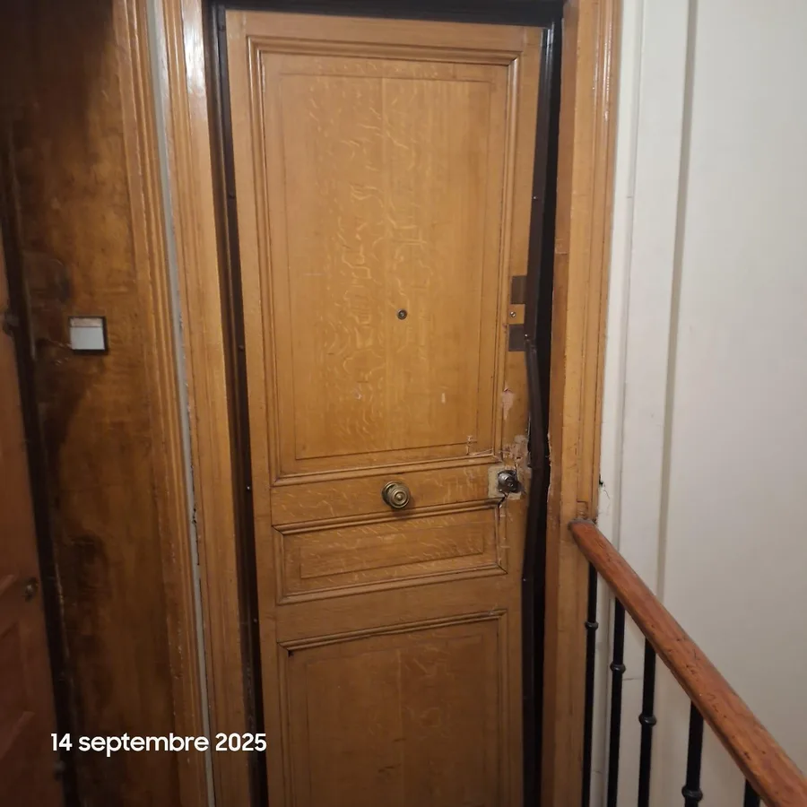 Serrure de porte en chêne endommagée après tentative d'effraction